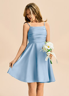 Azazie Miko Junior Abito A-Line in Raso Elasticizzato Plissettato Azzurro Polvere image4