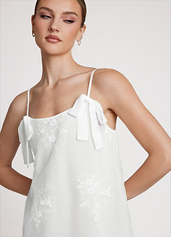 front Vestido lencero clásico de satén con encaje