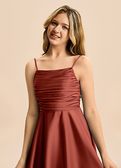 Azazie Miko Junior Robe Trapèze en Satin extensible Plissée Terracotta image8