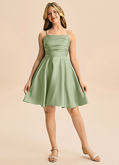 Azazie Miko Junior Vestido de Salvia Polvorienta de Satén Elástico de Corte en A con Plisado image5