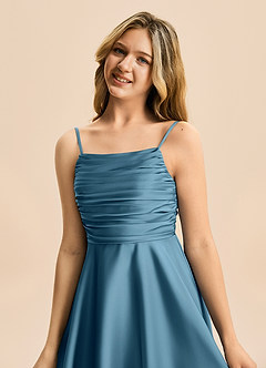 Azazie Miko Junior Vestido de Bermudas de Satén Elástico de Corte en A con Plisado image8