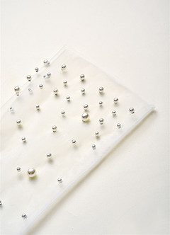 front Guantes de novia de tul adornados con perlas