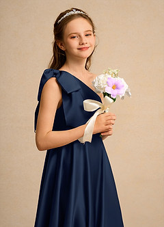 Azazie Guppy Junior Formal vestidos de niña de las flores Vestido de Azul Marino Oscuro de Satin Mate de Corte En A con Hombro unilateral image6
