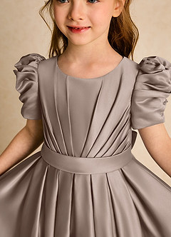 Azazie Miriam Abiti da Ragazza di Fiori Abito Principessa in Raso Opaco Plissettato Taupe image8