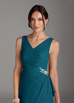 Azazie Saturn Mère de la mariée Robes Robe Fourreau en Mousseline de soie Col V plissé Bleu Encre image2