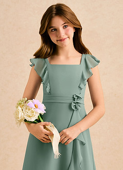 Azazie Soso Girls Formal Robe Demoiselle D'honneur Fillette Robe Trapèze en Mousseline de soie Plissé Sauge D'argent image6
