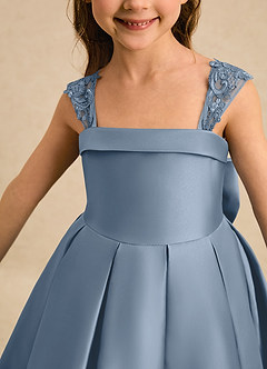 Azazie Genie Robe Demoiselle D'honneur Fillette Robe Princesse en Mat Satiné Épaule décolletée Bleu Poussiéreux image4