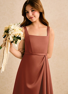 Azazie Emiko Girls Formal Abiti da Ragazza di Fiori Abito A-Line in Raso Opaco Plissettato Auburn image5