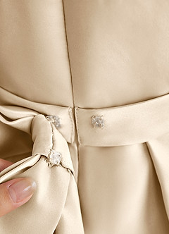 Azazie Princess Robe Demoiselle D'honneur Fillette Robe Trapèze en Mat Satiné Plissée Champagne image7