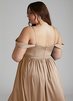 Azazie Morana Jurken voor bruidsmeisjes Converteerbaar Jurk van Stretch Satijn met A-Lijn Off the Shoulder Taupe image16