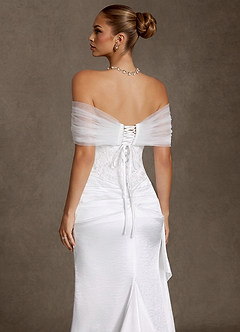front Bruidstopje van tule met blote schouders