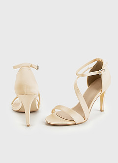 front Farblich passende Stiletto-Sandalen aus Satin mit Wickelriemen