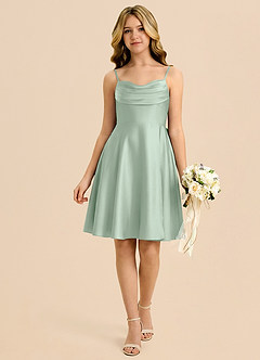 Azazie Bear Junior Robe Trapèze en Satin extensible Encolure en Forme de Cœur Agave image1