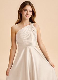 Azazie Charlize Junior Abito A-Line in Raso Elasticizzato Plissettato Alabastro Bianco image6