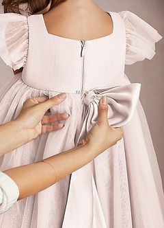 Azazie Kalio Robe Demoiselle D'honneur Fillette Robe Trapèze en Tulle avec manches Rose Pétale image4