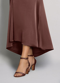 front Sandálias de salto grosso com fivela e tira única de cetim elástico combinando