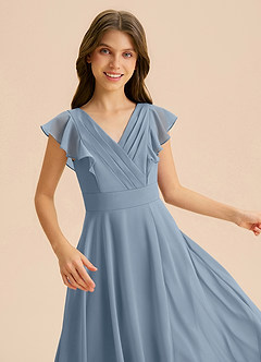 Azazie Anysa Junior Vestido de Azul Polvoriento de Gasa de Corte en A con Volante image7