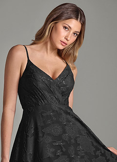 Azazie Amani Robes de demoiselle d'honneur Robe Trapèze en Blumen-Burnout Plissée Noir image7