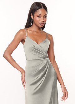 Azazie Maci Vestidos de damas de honor Vestido de Guijarro de Satén Elástico de Corte En A con Cuello en V plisado image4