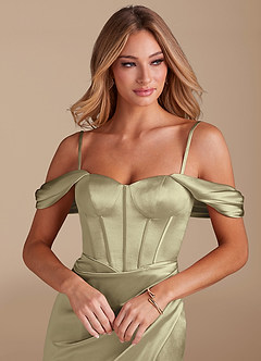Azazie Asha Robes de demoiselle d'honneur Robe Fourreau en Satiné métallisé Épaule décolletée Vert Mousse image2