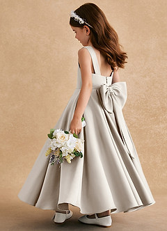 Azazie Honey Bear Blumenmädchenkleider A-Linie Plissee Matte Satin Kleid Frost image4