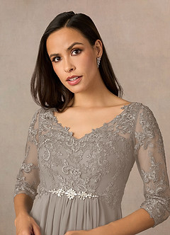 Azazie Hayek vestidos de madre de la novia Vestido de Gris Pardo de Gasa de Corte En A con Cuello en V de encaje image3