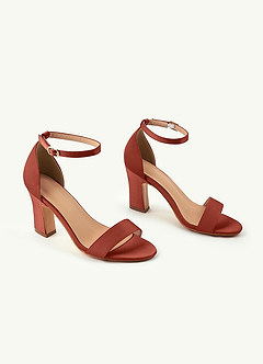 front Farblich passende Sandalen aus Stretch-Satin mit einem Riemen und Schnalle und klobigem Absatz