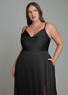 Azazie Sarella Vestidos de damas de honor Vestido Negro de Satén Elástico de Línea A con Plisado image3
