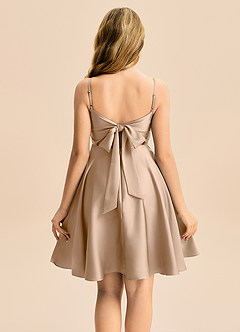 Azazie Miko Junior Vestido de Gris Pardo de Satén Elástico de Corte en A con Plisado image2