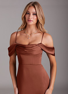 Azazie Saige Jurken voor bruidsmeisjes Jurk van Stretch Satijn met Kolom Off the Shoulder Klei image2