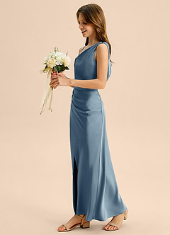 Azazie Madelyn Junior Robe Fourreau en Satin extensible Épaule décolletée Bleu Poussiéreux image3