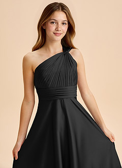 Azazie Charlize Junior Vestido Negro de Satén Elástico de Corte en A con Plisado image6