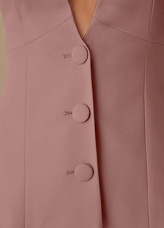 front Elara Altrosa Zweiteiliger Anzug aus hochwertigem, extrem tief ausgeschnittenem Material