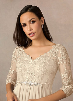 Azazie Hayek vestidos de madre de la novia Vestido de Champán de Gasa de Corte En A con Cuello en V de encaje image8
