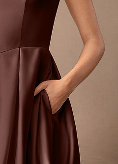 Azazie Fulton Vestidos para mãe da noiva Vestido Café Expresso de Cetim elástico de Linha A com Plissado image7