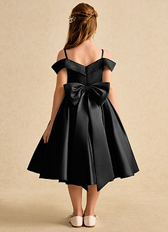 Azazie Favia Robe Demoiselle D'honneur Fillette Robe Trapèze en Mat Satiné Épaule décolletée Noir image2