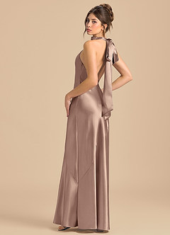 Azazie Velli Robes de demoiselle d'honneur Robe Fourreau en Satiné métallisé Col Haut Taupe image1
