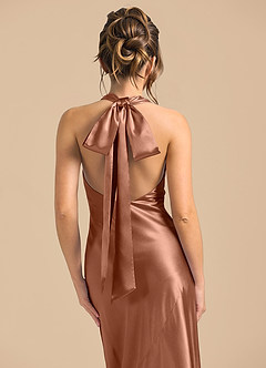 Azazie Velli 신부 들러리 드레스 쉬스 하이넥 메탈릭 새틴 바닥 길이 드레스 image6