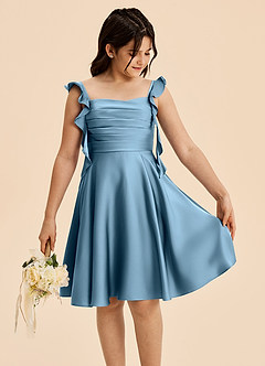 Azazie Kira Junior Vestido de Azul Acero de Satén Elástico de Corte en A con Volante image5