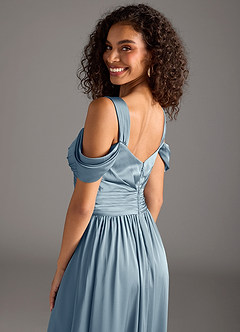 Azazie Lianne Robes de demoiselle d'honneur Robe Trapèze en Satin extensible Épaule décolletée Bleu Poussiéreux image4