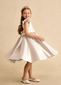 Azazie Dumpling Blumenmädchenkleider A-Linie Schleifen Matte Satin Kleid Alabaster Weiß image5