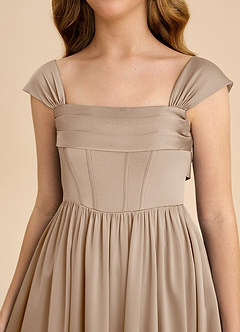 Azazie Hattie Junior Abito A-Line in Raso Elasticizzato Plissettato Taupe image9