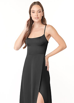 Azazie Halsey Probar vestidos en casa Vestido de Negro de Satén Elástico de Corte Recto con Corte Lateral image6