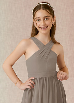 Azazie Jiya Junior Abito A-Line in Chiffon Plissettato Taupe image4