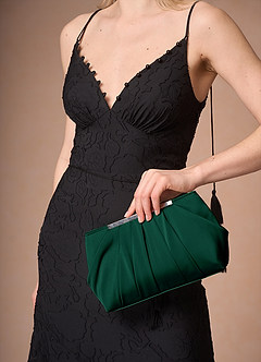 front Clutch plisado de satén elástico de color a juego