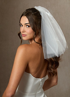 Véu em camadas com comprimento de ombro e laço disperso