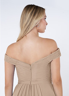 Azazie Audrianna Jurken voor bruidsmeisjes Converteerbaar Jurk van Chiffon met A-Lijn Off-the-shoulder verzameld Taupe image6