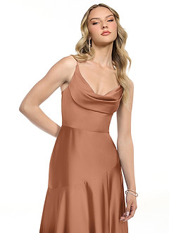 Azazie Kayla Robes de demoiselle d'honneur Robe Fourreau en Satin extensible Fente Latérale Bronze image4