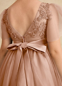 Azazie Queenie Robe Demoiselle D'honneur Fillette Robe Trapèze en Dentelle Champagne Rosé image6