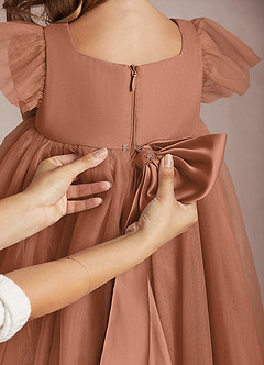 Azazie Kalio Robe Demoiselle D'honneur Fillette Robe Trapèze en Tulle avec manches Bronze image4